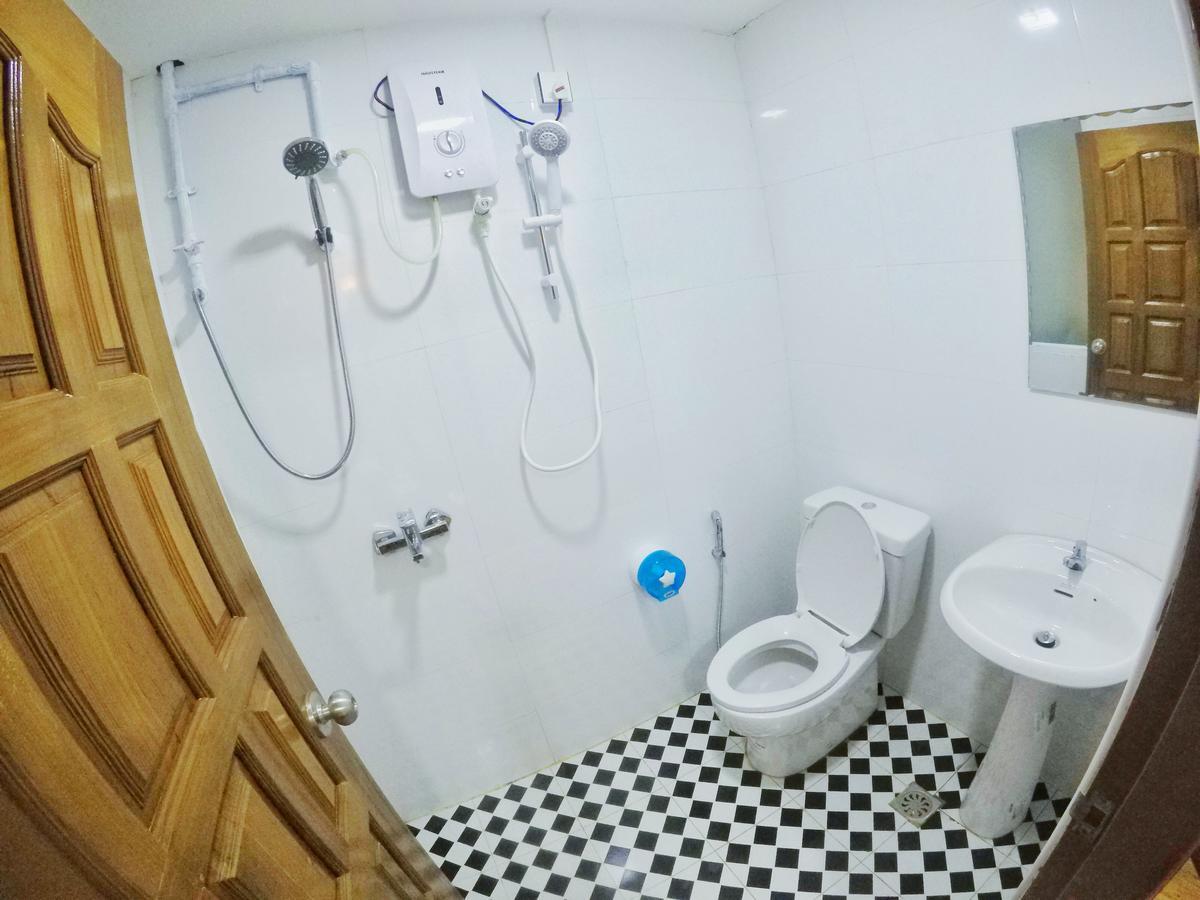 The Lodge Yangon Poshtel Екстер'єр фото