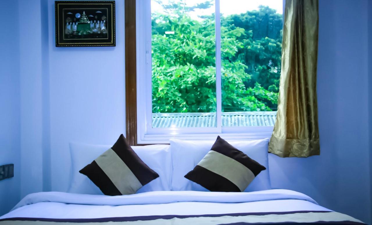 The Lodge Yangon Poshtel Екстер'єр фото
