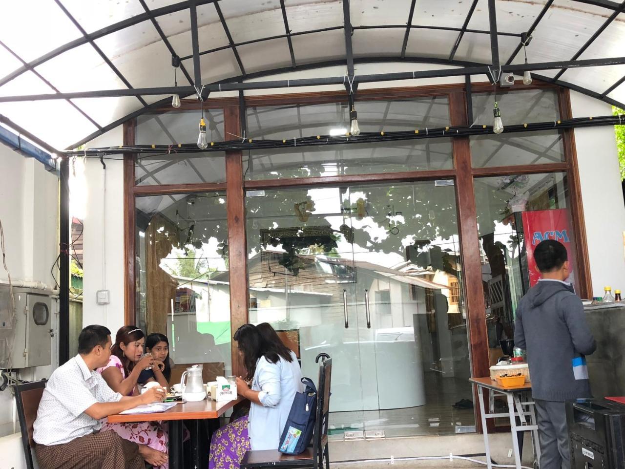 The Lodge Yangon Poshtel Екстер'єр фото