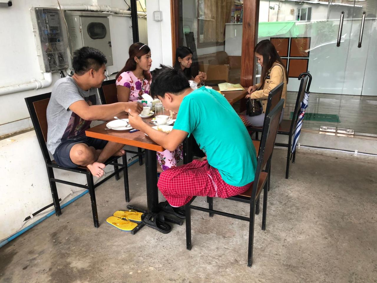 The Lodge Yangon Poshtel Екстер'єр фото