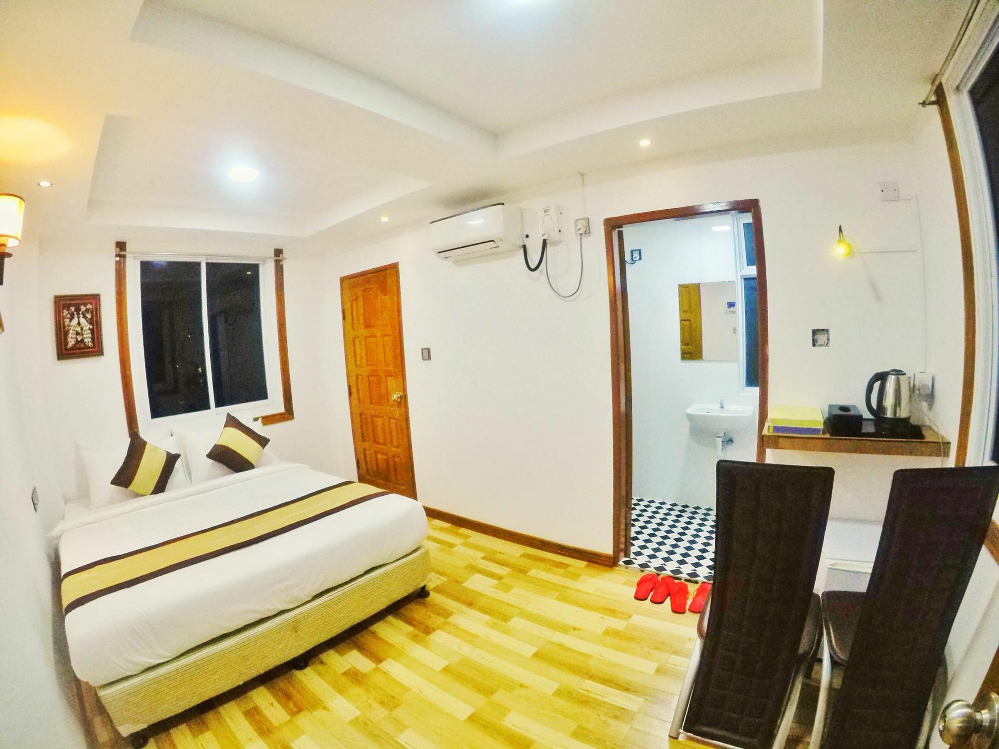 The Lodge Yangon Poshtel Екстер'єр фото