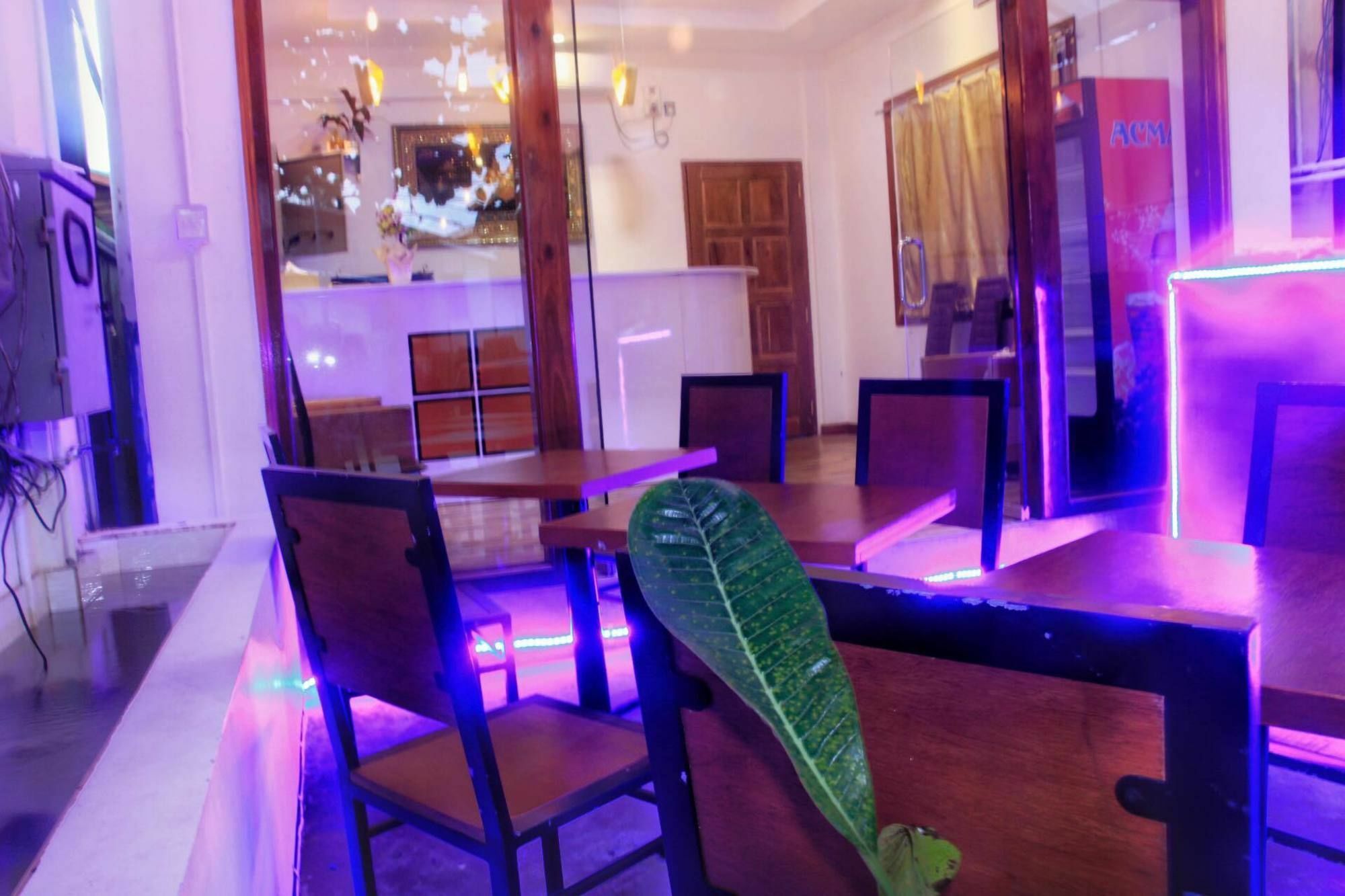 The Lodge Yangon Poshtel Екстер'єр фото