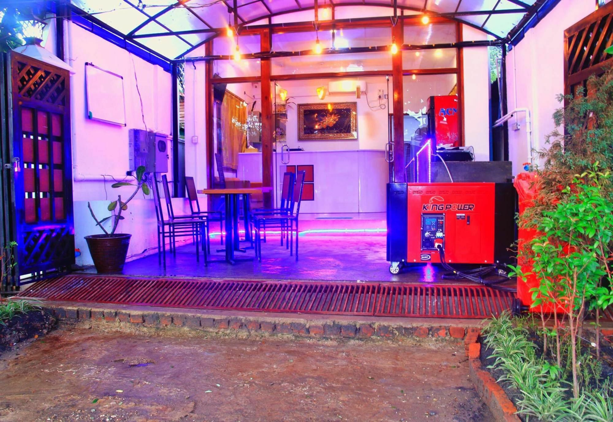 The Lodge Yangon Poshtel Екстер'єр фото